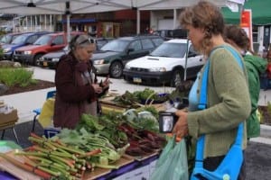 Lisa Sadleir-Hart distributes excess produce from her garden at Sitka's Farmers Market. (SLFN photo)