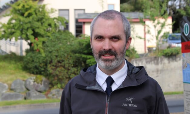 Hames resigns school board post to pursue teaching position