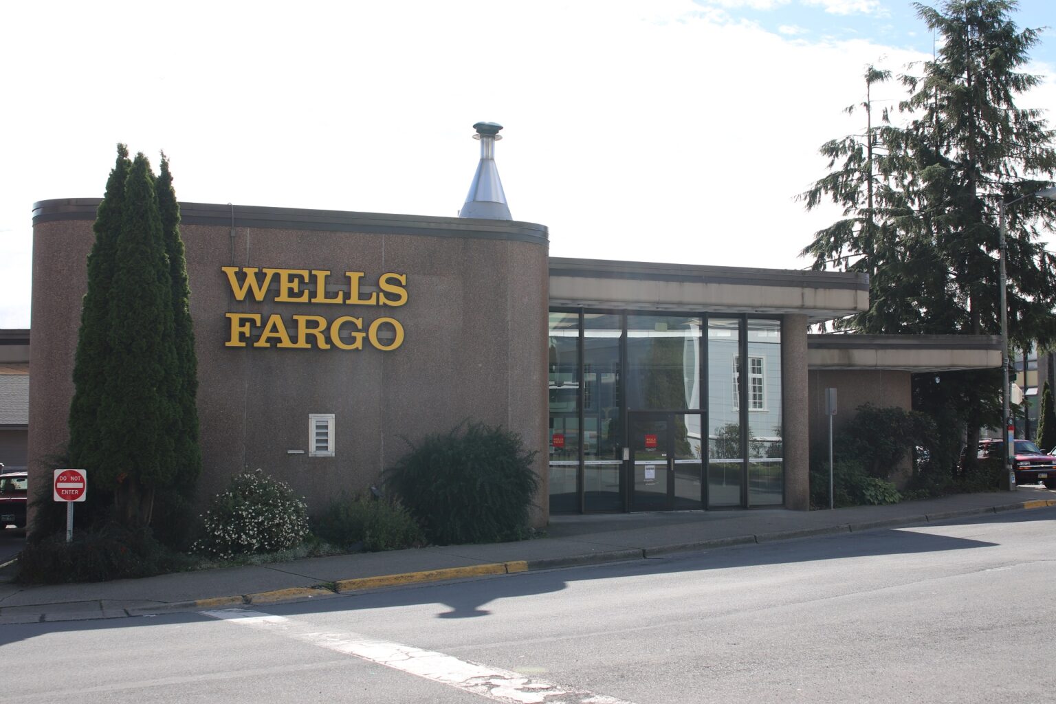 Man arrested following theft at Wells Fargo KCAW