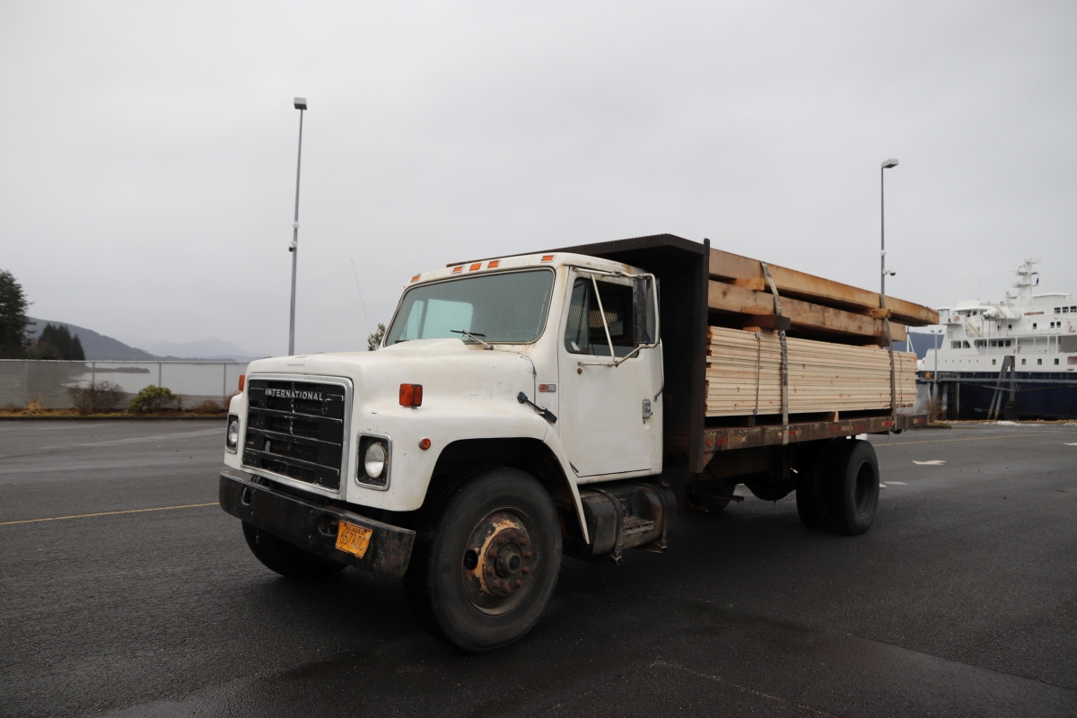 Young growth logs arrive to Sitka for Pacific High learning shelter