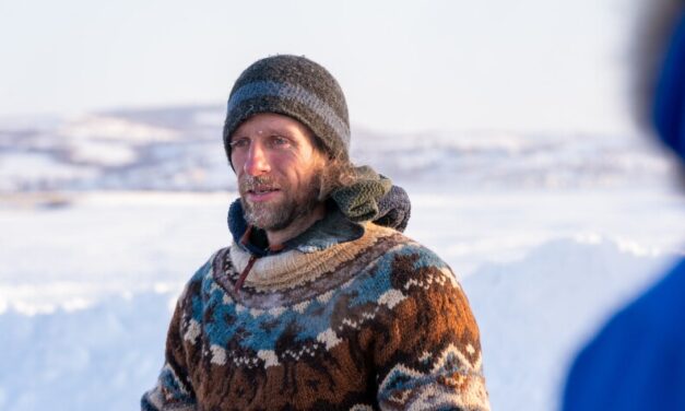 Iditarod’s defending champ holds lead and hopes of repeat win