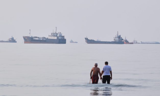 U.S. pauses attacks on Iran for a second straight day and Tehran does too