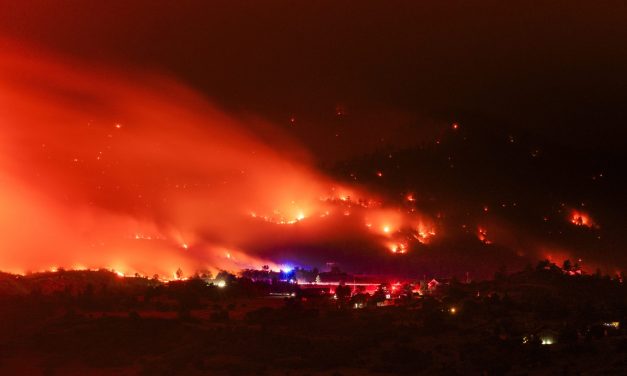 Thunderstorms, heat and wind will hamper efforts to contain Colorado wildfires